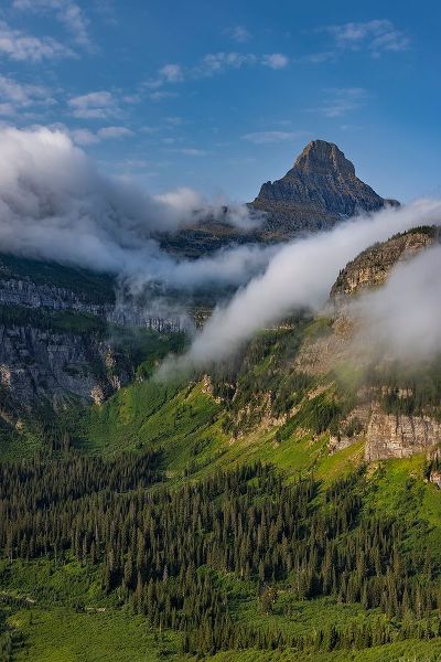 Haney, Chuck 아티스트의 Rolling fog clouds with Reynolds Mountains at Logan Pass in Glacier National Park-USA작품입니다.